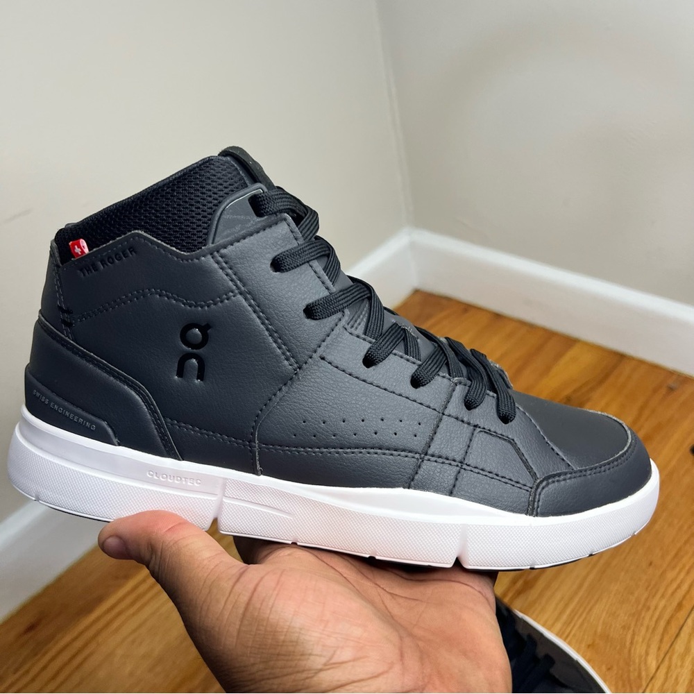 On Cloud Women's the Roger Clubhouse Sneakers Black/White, Size 9.5